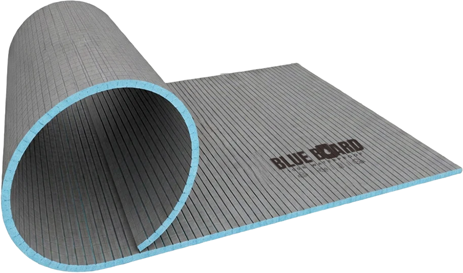 לוח מעוגל של BLUE BOARD מגולגל לצורת גליל, מדגים את גמישות הכיפוף של הלוח